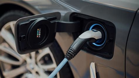 Confronto auto ibrida vs auto elettrica