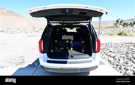 Immagine di un portellone posteriore di un SUV aperto elettricamente