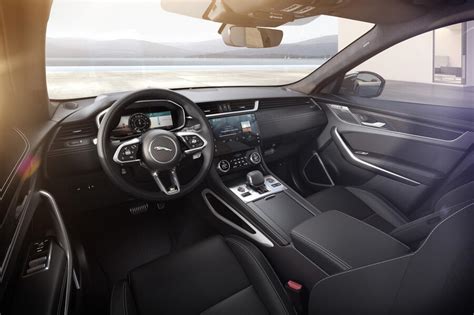 Interni Jaguar F-PACE con touchscreen Pivi Pro