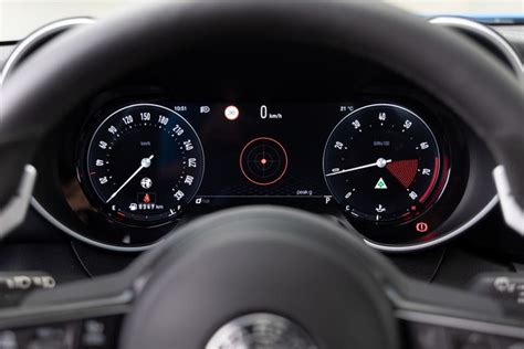 Alfa Romeo Giulia 2023 interni cruscotto digitale