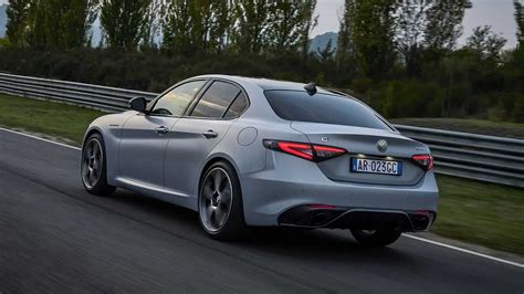 Alfa Romeo Giulia 2023 in curva