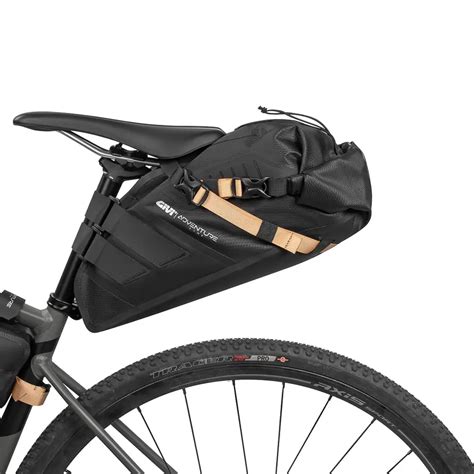 Ciclista con borsa sottosella su una bici da gravel