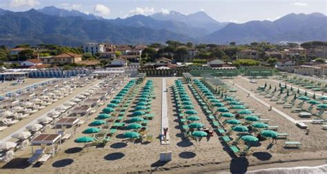 Spiaggia di Forte dei Marmi con stabilimenti balneari