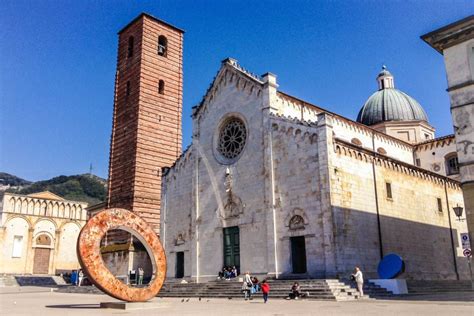 Piazza del Duomo a Pietrasanta