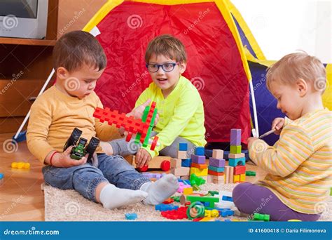 Bambini che giocano sull'uscio di casa