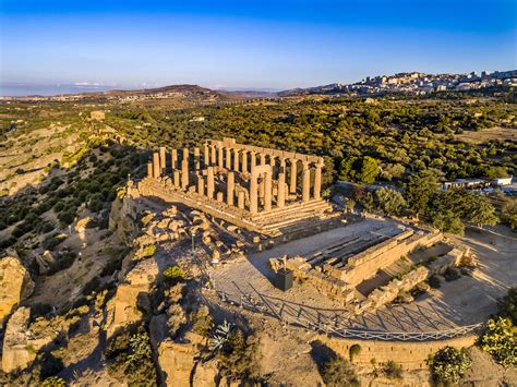 Vista esterna della concessionaria Contino Veicoli ad Agrigento con la Valle dei Templi sullo sfondo
