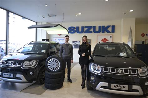 Interni di una concessionaria Suzuki moderna