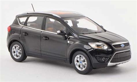Una vetrina illuminata che mostra diversi modellini di Ford Kuga in scala 1:18 e 1:43 ordinati meticolosamente