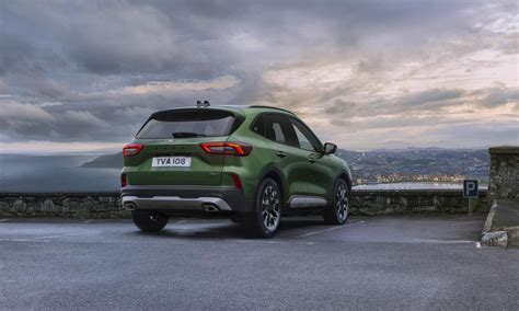 Una vista dall'alto di una collezione di modellini Ford Kuga disposti su scaffali a muro, evidenziando le differenze di scala e colore