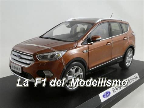 Un'esposizione di modellini Ford Kuga all'interno di una teca illuminata con luci a LED che ne esaltano i profili