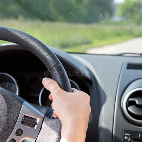 Immagine di un volante di un'auto con una mano che lo tiene