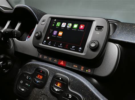 Schermata del sistema di infotainment di una Fiat 500L che mostra il menu Bluetooth