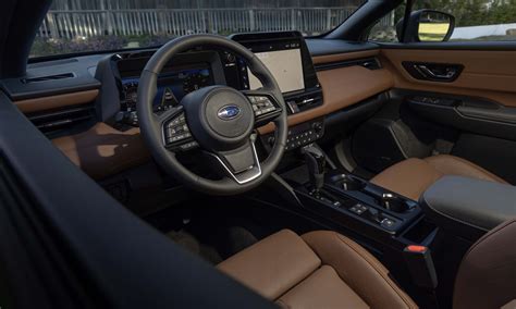 Interno della Subaru Outback con il grande schermo verticale