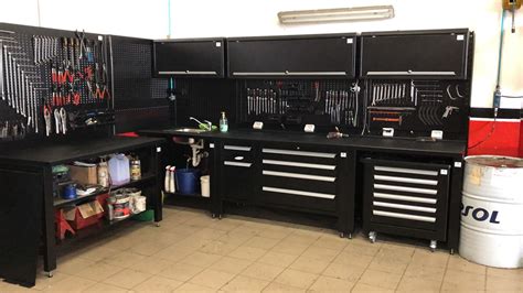 immagine di un'officina pulita e ordinata pronta per la manutenzione