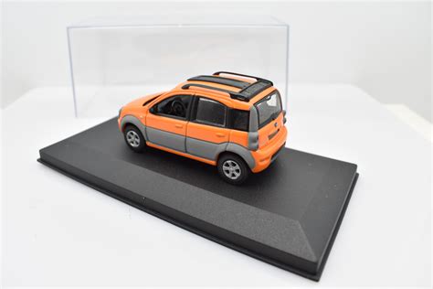 Confronto tra modellini di auto in scala 1/43 e 1/18