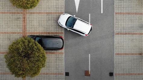 Vista dall'alto di un'auto che effettua una manovra di parcheggio