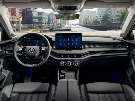 Dashboard Škoda Superb con schermo infotainment