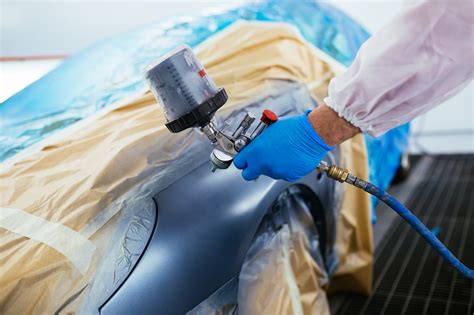 Auto in carrozzeria in fase di verniciatura
