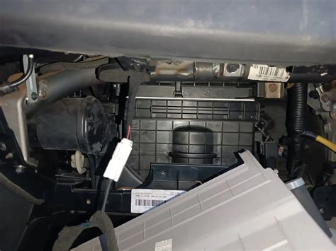 posizione della resistenza ventola abitacolo dietro il cassetto portaoggetti