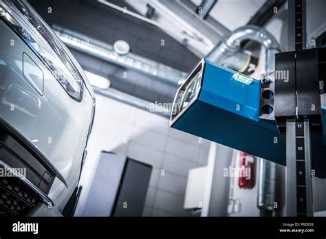 Officina con attrezzatura per la regolazione fari