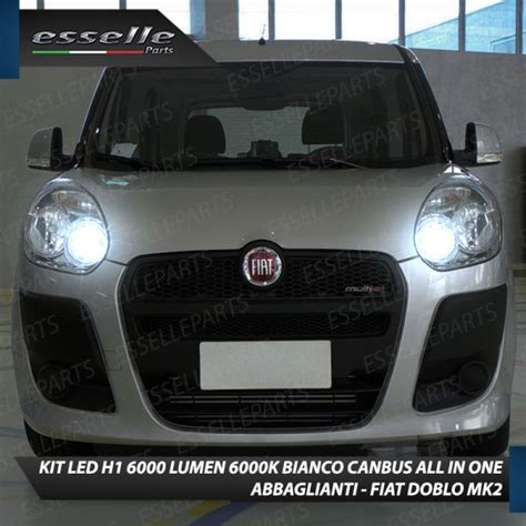 Fiat Doblo II con fari LED accesi