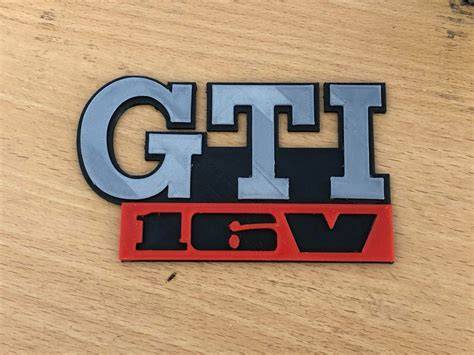 Dettaglio scritta rossa GTI 16V su mascherina Golf