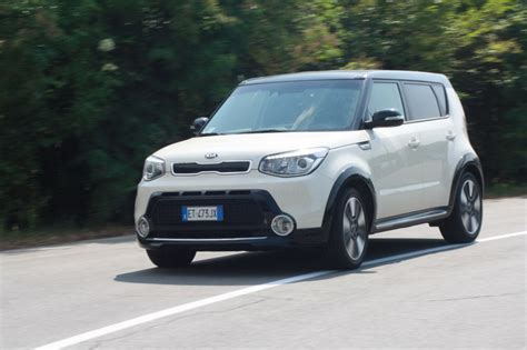 Kia Soul in curva su strada extraurbana