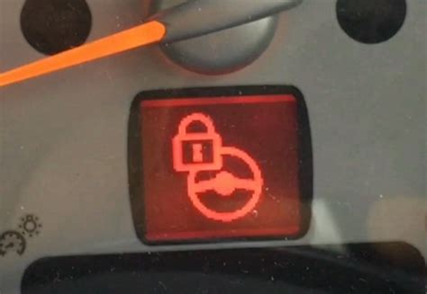 Simbolo di un'auto con un lucchetto, tipico della spia dell'immobilizer