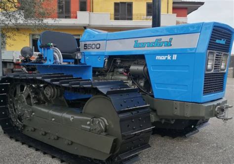 Landini cingolato in campo agricolo