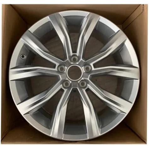 Dettaglio di un cerchio in lega originale Volkswagen T-Roc
