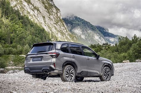 Subaru Forester di sesta generazione in un paesaggio montano