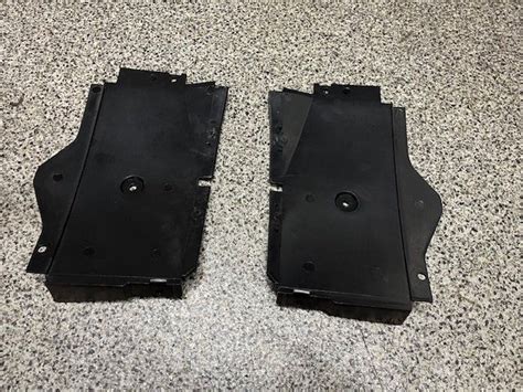 Dettaglio dei passaruota anteriori con protezioni plastiche e prese d'aria aerodinamiche della Subaru Forester