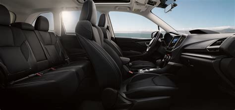 Interni lussuosi della Subaru Forester Premium con sedili in pelle bicolore