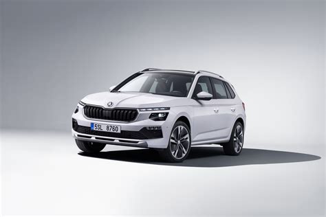 Škoda Kamiq in ambiente futuristico con luci LED e slogan 