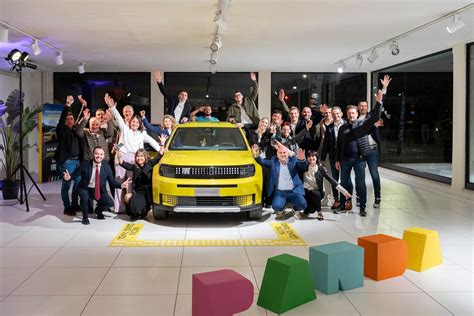 Esposizione di auto usate certificate Dacia in un'area dedicata della concessionaria