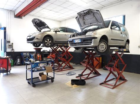 Meccanici qualificati Dacia che eseguono un controllo su un veicolo in officina