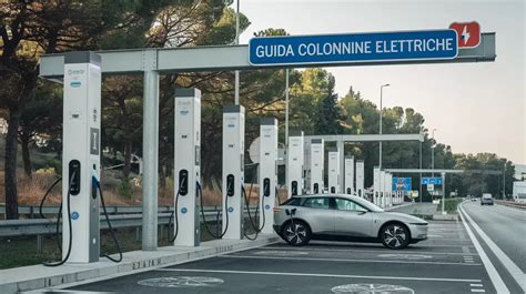 un'auto elettrica in carica presso una colonnina