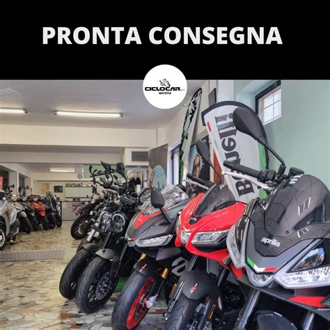 Concessionaria Aprilia con diversi modelli di moto in esposizione