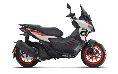 Scooter Aprilia SR GT in città