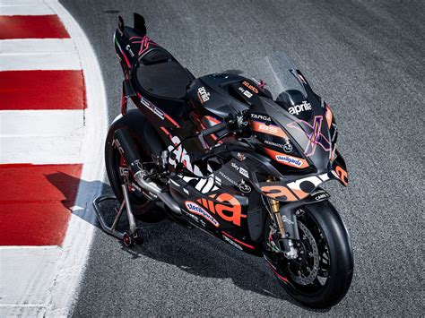 Moto Aprilia RSV4 su un circuito