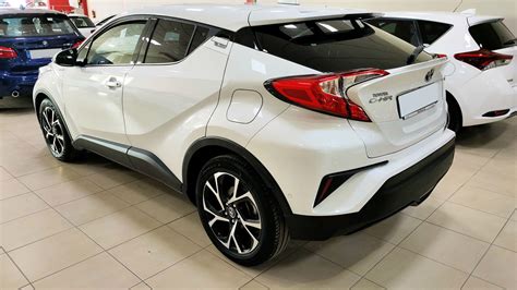 Toyota C-HR bianca lucida