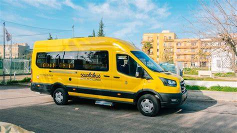Scuolabus moderno in movimento