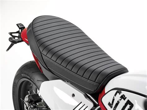 Sterzo (Throttle) in sella alla sua moto