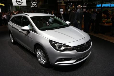 Opel Astra ecoM in una stazione di rifornimento metano