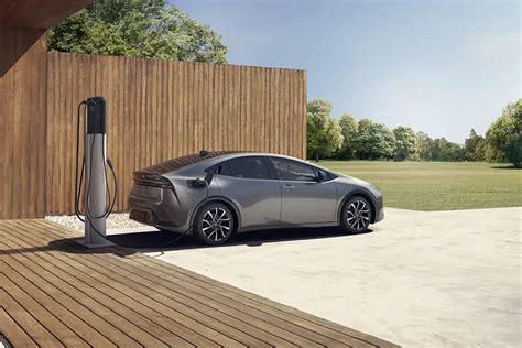 Vista interna del bagagliaio della Toyota Prius Plug-in Hybrid