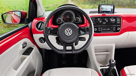 Interni della Volkswagen Eco Up! con pannello di controllo