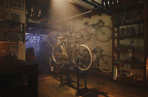Un'officina di biciclette d'epoca con attrezzi sparsi e una bicicletta smontata
