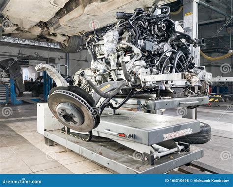 Officina meccanica con un'auto sollevata e un dispositivo centra-fari
