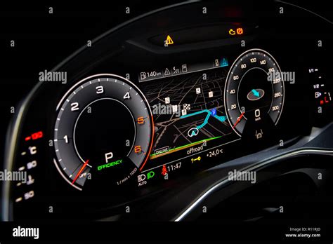 Dashboard digitale di un'auto moderna con navigazione smartphone