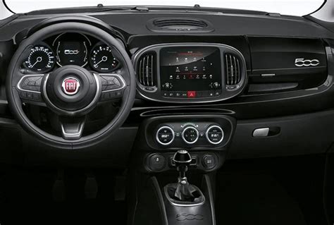 Interni Fiat 500L con smartphone posizionato sul cruscotto